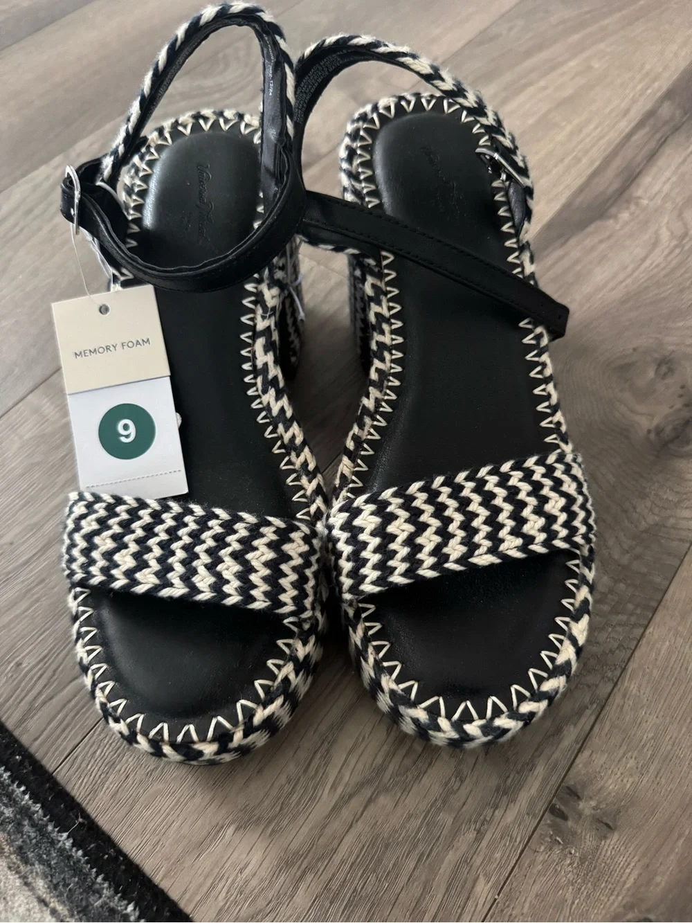 Universal Thread Black and White Woven Platform Sandals